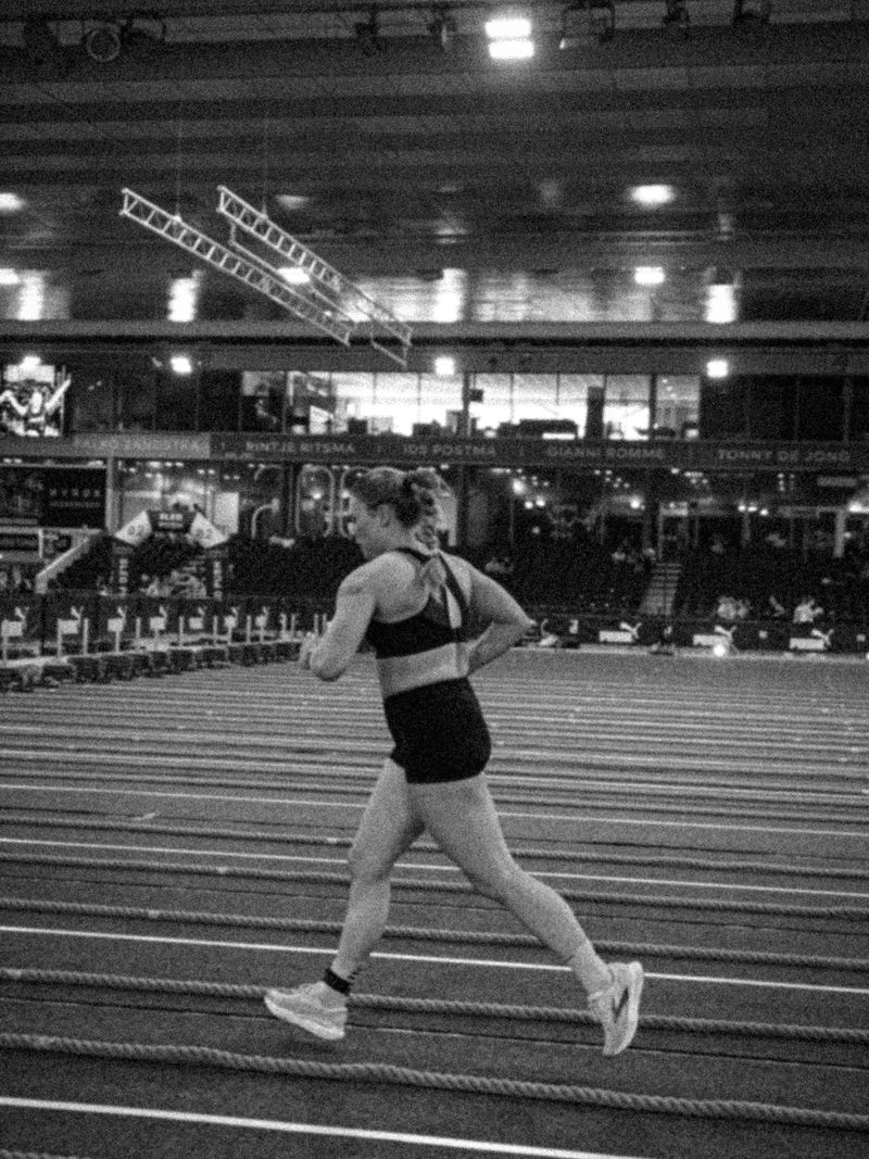 Atlete van Momentom op de baan tijdens Hyrox Heerenveen