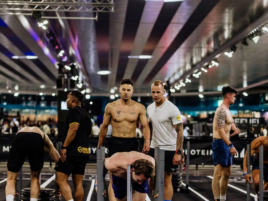 Atleet duwt de sled tijdens een Hyrox wedstrijd