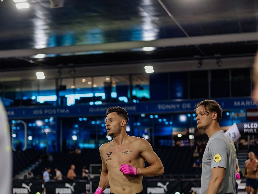 Atleet loopt zijn ronde tijdens een Hyrox race